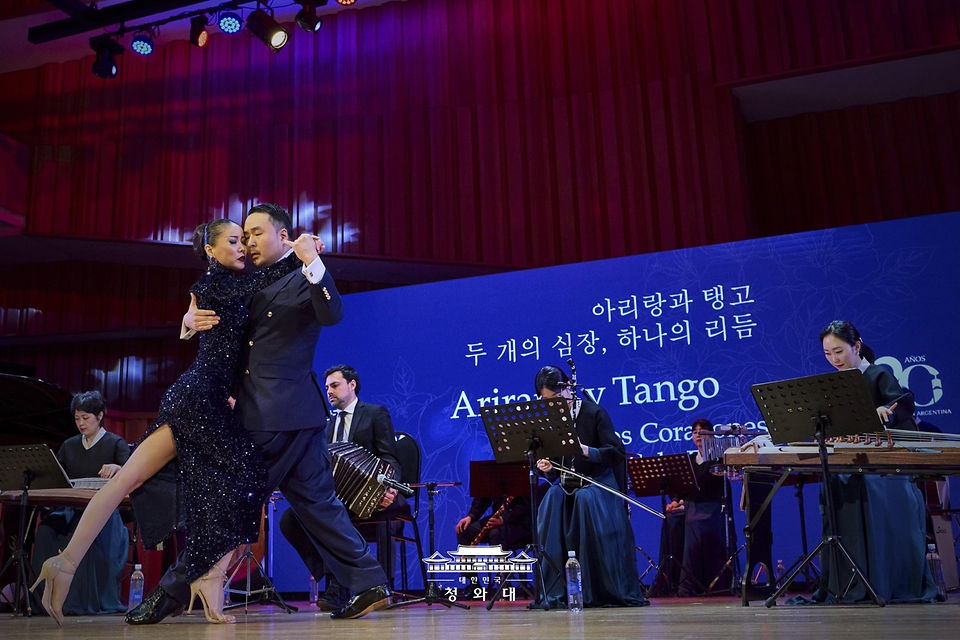 7월 31일(현지 시간) 부에노스아이레스 우시나 델 아르테에서 '아리랑과 탱고, 두 개의 심장 하나의 리듬' 공연이 열리고 있다.