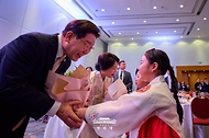 이재명 대통령과 김혜경 여사가 7월 31일(현지 시간) 아르헨티나 부에노스아이레스 한 호텔에서 열린 동포간담회에서 화동과 인사하고 있다.