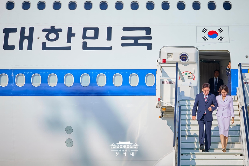 이재명 대통령과 김혜경 여사가 8월 2일(현지 시간) 독일 프랑크푸르트 국제공항에 도착한 공군 1호기에서 이동하고 있다.
