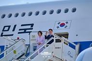 이재명 대통령과 김혜경 여사가 8월 2일(현지 시간) 독일 프랑크푸르트 국제공항 공군 1호기에서 환송객에게 인사하고 있다.