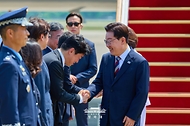 미국ㆍ남미ㆍ독일 순방을 마치고 귀국한 이재명 대통령이 8월 3일 성남 서울공항에서 환영나온 강훈식 비서실장과 인사하고 있다.