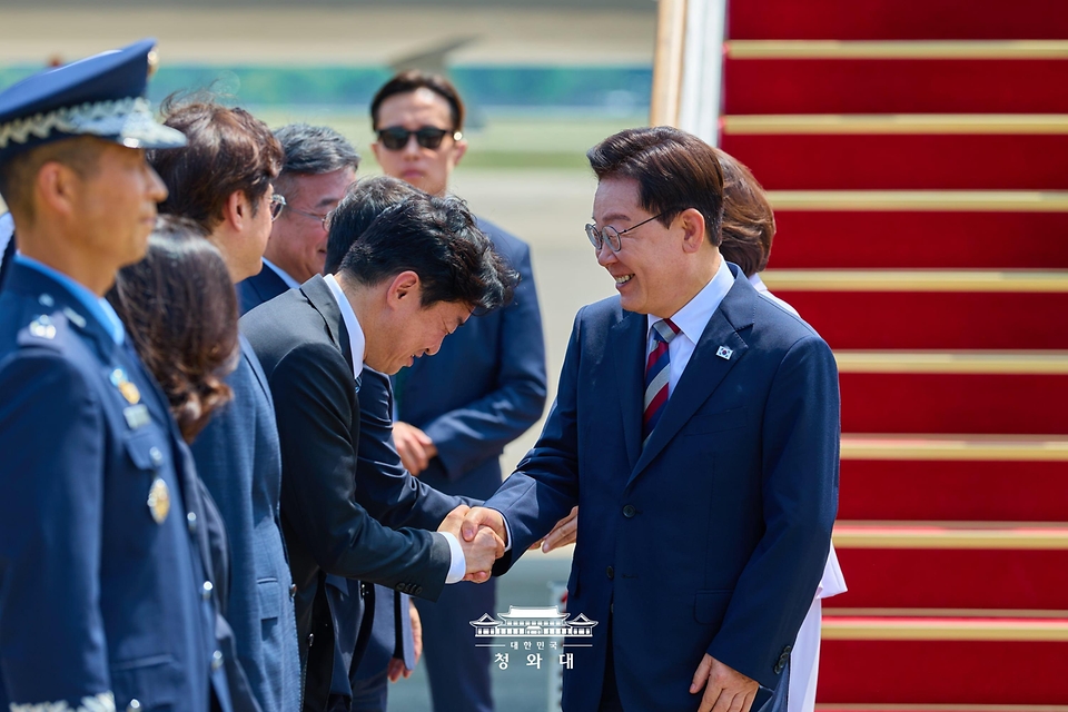 미국ㆍ남미ㆍ독일 순방을 마치고 귀국한 이재명 대통령이 8월 3일 성남 서울공항에서 환영나온 강훈식 비서실장과 인사하고 있다.