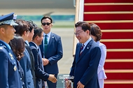 미국ㆍ남미ㆍ독일 순방을 마치고 귀국한 이재명 대통령이 8월 3일 성남 서울공항에서 더불어민주당 한병도 대표 직무대행 겸 원내대표, 강훈식 비서실장을 비롯한 환영 인사들과 인사하고 있다.