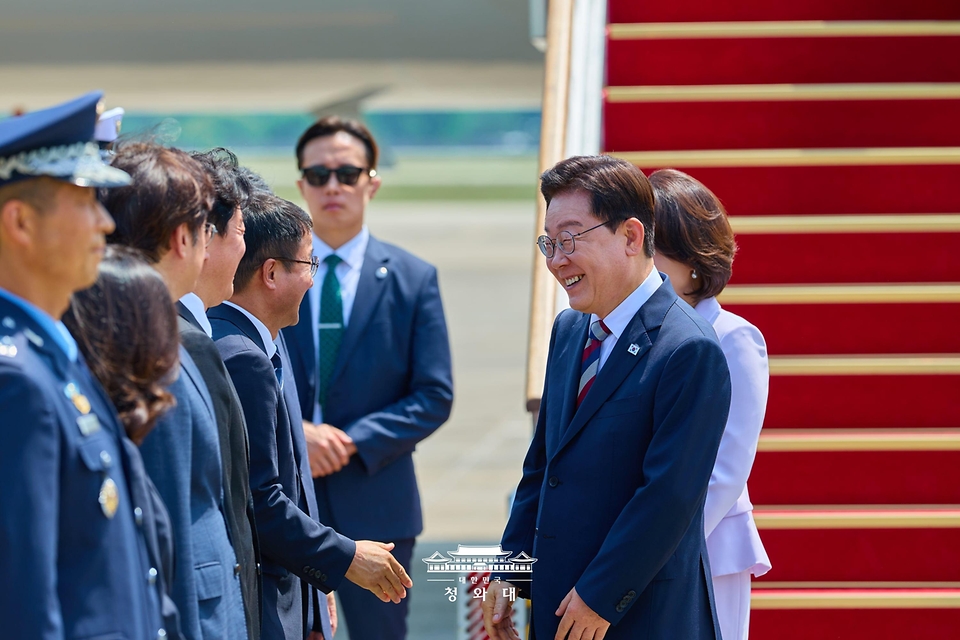 미국ㆍ남미ㆍ독일 순방을 마치고 귀국한 이재명 대통령이 8월 3일 성남 서울공항에서 더불어민주당 한병도 대표 직무대행 겸 원내대표, 강훈식 비서실장을 비롯한 환영 인사들과 인사하고 있다.