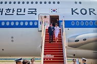 미국ㆍ남미ㆍ독일 순방을 마치고 귀국한 이재명 대통령과 김혜경 여사가 8월 3일 성남 서울공항에 도착한 공군 1호기에서 내리고 있다.