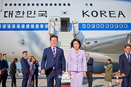이재명 대통령과 김혜경 여사가 8월 2일(현지 시간) 독일 프랑크푸르트 국제공항에 도착한 공군 1호기에서 내려 이동하고 있다.