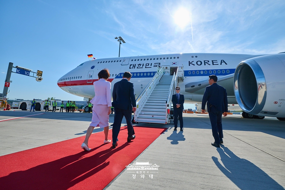 이재명 대통령과 김혜경 여사가 8월 2일(현지 시간) 독일 프랑크푸르트 국제공항에서 공군 1호기로 이동하고 있다.