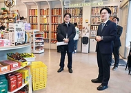 김정관 산업통상부 장관이 7월 31일(현지 시간) '이재명 대통령의 아르헨티나 공식 방문'계기에 아르헨티나 부에노스 아이레스에 진출한 K-뷰티 및 K-FOOD 전문점을 방문해, 매장을 둘러보고 현장 관계자들을 격려하고 있다.