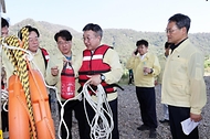 윤호중 행정안전부 장관이 8월 2일 경남 밀양시 금시당 유원지를 찾아 물놀이 수상안전관리 실태 등 현장을 점검하고 있다.