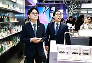 김정관 산업통상부 장관이 7월 31일(현지 시간) '이재명 대통령의 아르헨티나 공식 방문'계기에 아르헨티나 부에노스 아이레스에 진출한 K-뷰티 및 K-FOOD 전문점을 방문해, 매장을 둘러보고 현장 관계자들을 격려하고 있다.