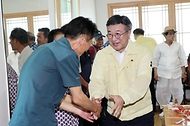 윤호중 행정안전부 장관이 8월 2일 폭염이 극심한 경남 밀양시 와지 경로당(무더위쉼터)을 방문해 쉼터를 이용하는 어르신들의 불편상황 등 점검하며 격려하고 있다.