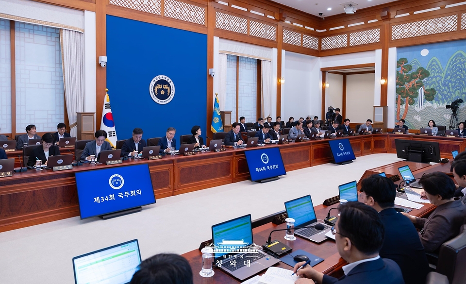 이재명 대통령이 8월 4일 청와대에서 국무회의를 주재하고 있다.