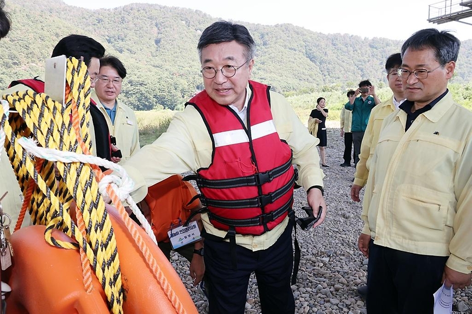 윤호중 행정안전부 장관이 8월 2일 경남 밀양시 금시당 유원지를 찾아 물놀이 수상안전관리 실태 등 현장을 점검하고 있다.
