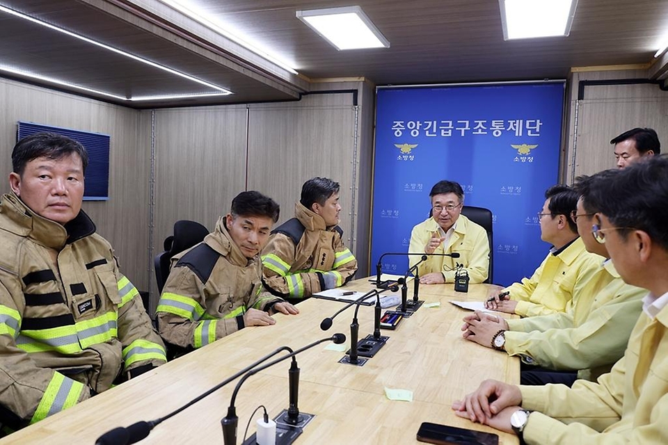 윤호중 행정안전부 장관이 7월 20일 인천 서해구 석남동 물류센터 화재 현장을 찾아 화재사고 진압 상황 등 점검회의를 주재하고 있다.