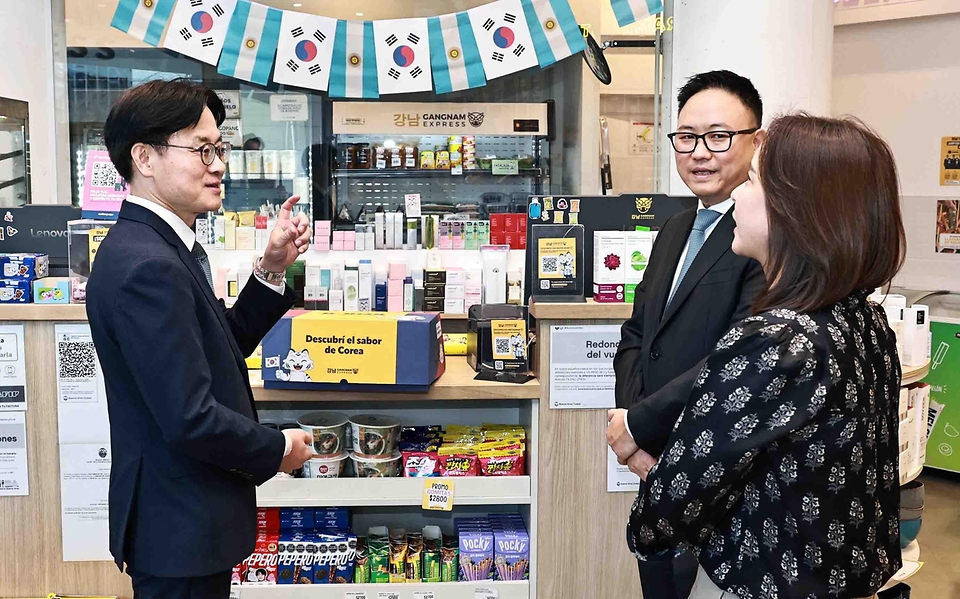 김정관 산업통상부 장관이 7월 31일(현지 시간) '이재명 대통령의 아르헨티나 공식 방문'계기에 아르헨티나 부에노스 아이레스에 진출한 K-뷰티 및 K-FOOD 전문점을 방문해, 매장을 둘러보고 현장 관계자들을 격려하고 있다.