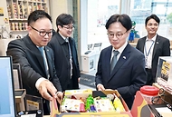 김정관 산업통상부 장관이 7월 31일(현지 시간) '이재명 대통령의 아르헨티나 공식 방문'계기에 아르헨티나 부에노스 아이레스에 진출한 K-뷰티 및 K-FOOD 전문점을 방문해, 매장을 둘러보고 현장 관계자들을 격려하고 있다.