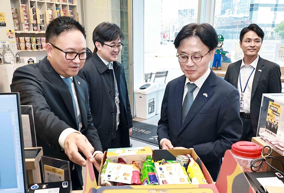김정관 산업통상부 장관이 7월 31일(현지 시간) '이재명 대통령의 아르헨티나 공식 방문'계기에 아르헨티나 부에노스 아이레스에 진출한 K-뷰티 및 K-FOOD 전문점을 방문해, 매장을 둘러보고 현장 관계자들을 격려하고 있다.