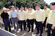 윤호중 행정안전부 장관이 8월 2일 가뭄 피해가 우려되는 경남 밀양시 와지저수지를 방문하여 저수량과 용수공급 현황 등 대응상황 현장을 점검하고 있다.