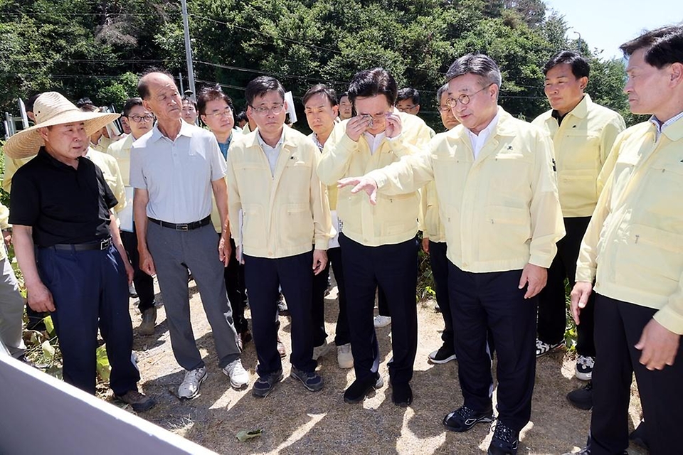윤호중 행정안전부 장관이 8월 2일 가뭄 피해가 우려되는 경남 밀양시 와지저수지를 방문하여 저수량과 용수공급 현황 등 대응상황 현장을 점검하고 있다.
