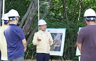 박은식 산림청장이 7월 24일 충북 영동군 추풍령면 신안리 일원에 조성된 임도시설을 찾아 산사태 예방을 위한 시설물 안전관리를 점검하고 있다.