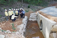 박은식 산림청장이 7월 24일 충북 영동군 추풍령면 신안리 일원에 조성된 임도시설을 찾아 산사태 예방을 위한 시설물 안전관리를 점검하고 있다.