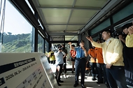 남재헌 해양수산부 차관이 7월 23일 제주 중문색달 해수욕장을 방문해 전반적인 해수욕장 관리·운영 상황을 점검하고 있다.