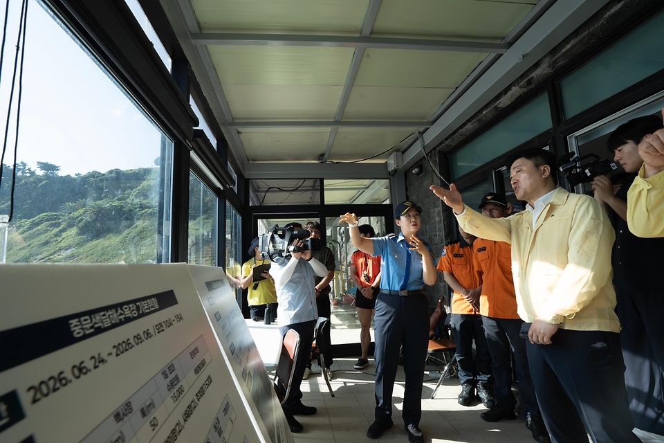 남재헌 해양수산부 차관이 7월 23일 제주 중문색달 해수욕장을 방문해 전반적인 해수욕장 관리·운영 상황을 점검하고 있다.