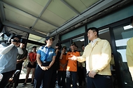 남재헌 해양수산부 차관이 7월 23일 제주 중문색달 해수욕장을 방문해 전반적인 해수욕장 관리·운영 상황을 점검하고 있다.