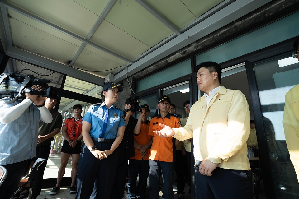 남재헌 해양수산부 차관이 7월 23일 제주 중문색달 해수욕장을 방문해 전반적인 해수욕장 관리·운영 상황을 점검하고 있다.