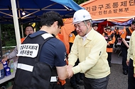 윤호중 행정안전부 장관이 7월 20일 인천 서해구 석남동 물류센터 화재 현장을 찾아 화재 진압 상황 등을 점검한 뒤 소방대원들을 격려하고 있다.