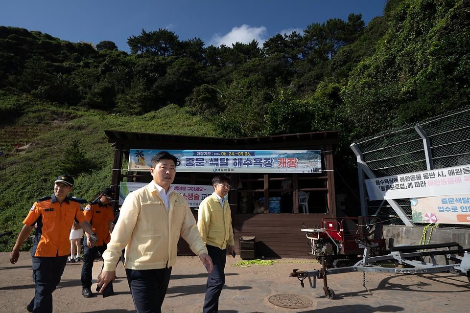 남재헌 해양수산부 차관이 7월 23일 제주 중문색달 해수욕장을 방문해 전반적인 해수욕장 관리·운영 상황을 점검하고 있다.