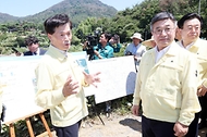 윤호중 행정안전부 장관이 8월 2일 가뭄 피해가 우려되는 경남 밀양시 와지저수지를 방문하여 저수량과 용수공급 현황 등 대응상황 현장을 점검하고 있다.
