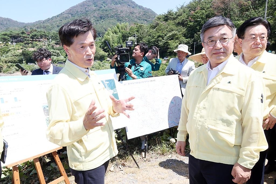 윤호중 행정안전부 장관이 8월 2일 가뭄 피해가 우려되는 경남 밀양시 와지저수지를 방문하여 저수량과 용수공급 현황 등 대응상황 현장을 점검하고 있다.
