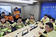 윤호중 행정안전부 장관이 7월 20일 인천 서해구 석남동 물류센터 화재 현장을 찾아 화재사고 진압 상황 등 점검회의를 주재하고 있다.