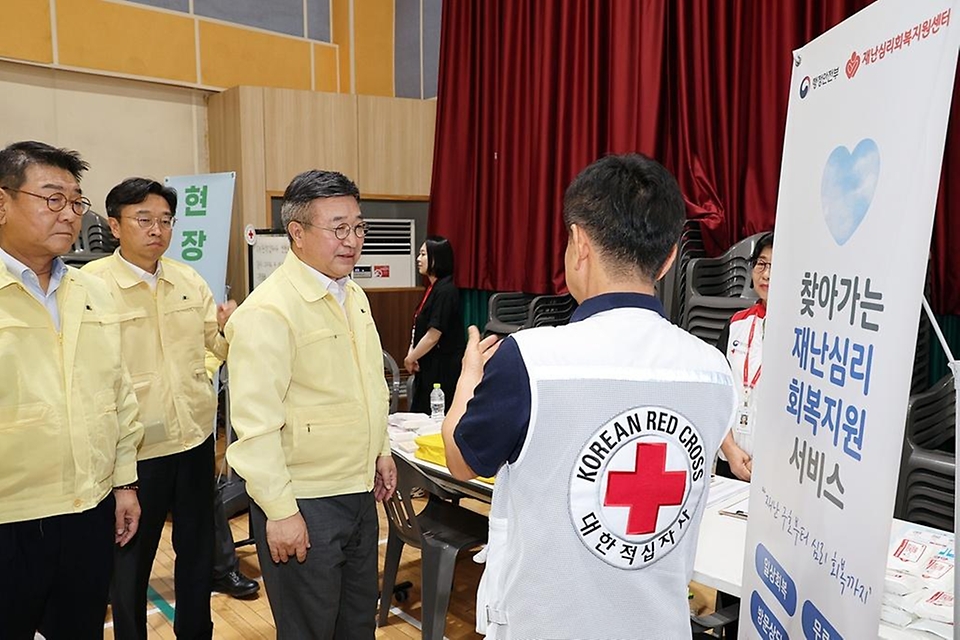 윤호중 행정안전부 장관이 7월 20일 인천 서해구 석남동 물류센터 화재사고 현장을 점검한 뒤 인천 신현초등학교에 마련된 주민대피소를 찾아 의료자원 봉사자들을 격려하고 있다.