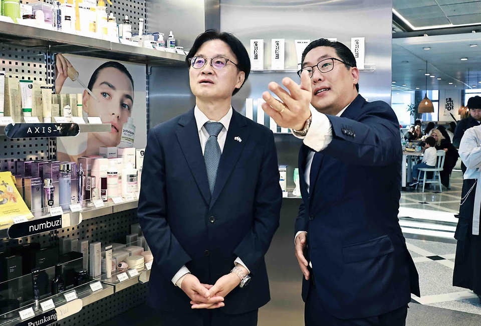김정관 산업통상부 장관이 7월 31일(현지 시간) '이재명 대통령의 아르헨티나 공식 방문'계기에 아르헨티나 부에노스 아이레스에 진출한 K-뷰티 및 K-FOOD 전문점을 방문해, 매장을 둘러보고 현장 관계자들을 격려하고 있다.