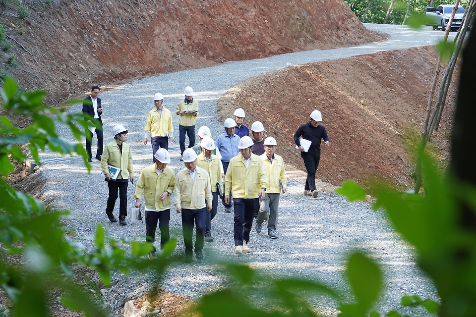 박은식 산림청장이 7월 24일 충북 영동군 추풍령면 신안리 일원에 조성된 임도시설을 찾아 산사태 예방을 위한 시설물 안전관리를 점검하고 있다.