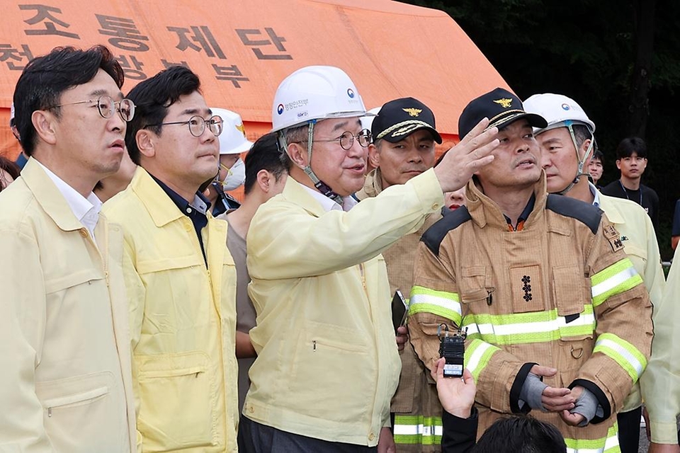 윤호중 행정안전부 장관이 7월 20일 인천 서해구 석남동 물류센터 화재 현장을 찾아 화재 진압 상황 등을 점검하고 있다.