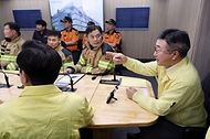 윤호중 행정안전부 장관이 7월 20일 인천 서해구 석남동 물류센터 화재 현장을 찾아 화재사고 진압 상황 등 점검회의를 주재하고 있다.