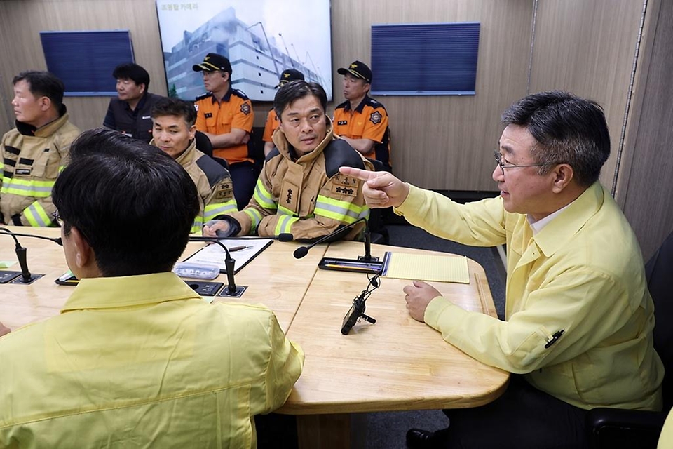 윤호중 행정안전부 장관이 7월 20일 인천 서해구 석남동 물류센터 화재 현장을 찾아 화재사고 진압 상황 등 점검회의를 주재하고 있다.