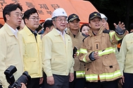 윤호중 행정안전부 장관이 7월 20일 인천 서해구 석남동 물류센터 화재 현장을 찾아 화재 진압 상황 등을 점검하고 있다.