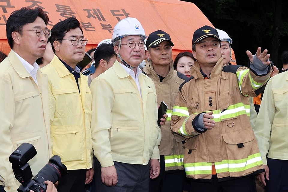 윤호중 행정안전부 장관이 7월 20일 인천 서해구 석남동 물류센터 화재 현장을 찾아 화재 진압 상황 등을 점검하고 있다.