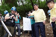 윤호중 행정안전부 장관이 7월 8일 대구 팔공산 국립공원을 방문하여 하천-계곡 불법시설 정비현장을 점검하고 있다.