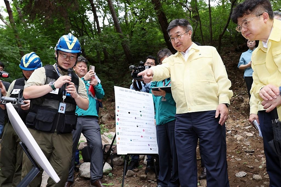 윤호중 행정안전부 장관이 7월 8일 대구 팔공산 국립공원을 방문하여 하천-계곡 불법시설 정비현장을 점검하고 있다.