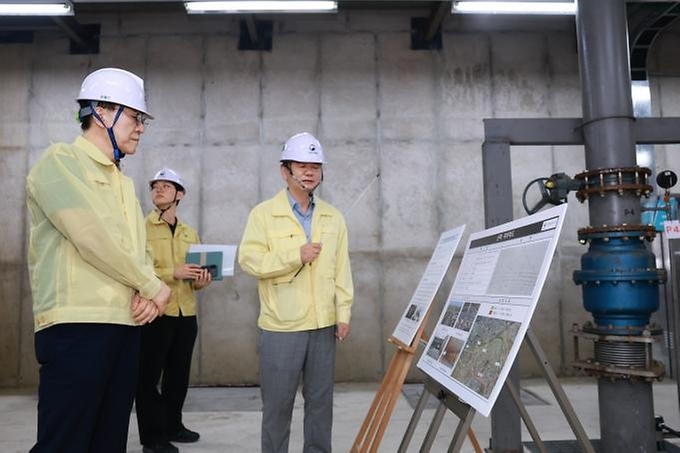 김윤덕 국토교통부 장관이 7월 10일 전북 전주 신미지하차도를 찾아 여름철 침수 대비 안전관리 실태를 점검하고 있다.
