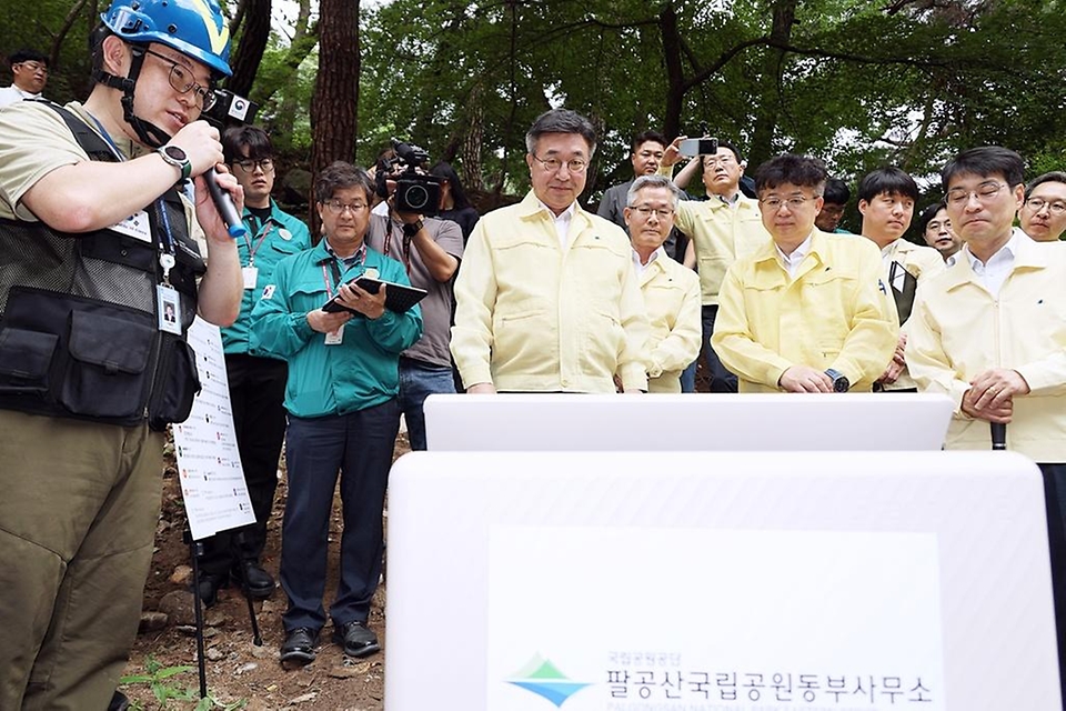 윤호중 행정안전부 장관이 7월 8일 대구 팔공산 국립공원을 방문하여 하천-계곡 불법시설 정비현장을 점검하고 있다.