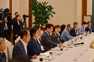 이재명 대통령이 8월 5일 청와대에서 열린 전국민족민주유가족협의회 40주년 기념 오찬에서 참석자의 발언을 듣고 있다.