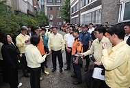 윤호중 행정안전부 장관이 7월 10일 서울 은평구 갈현동 빌라 화재 현장을 방문해 은평소방서장으로부터 피해 현황과 사고수습 및 합동감식 결과에 대한 브리핑을 청취하고 있다.