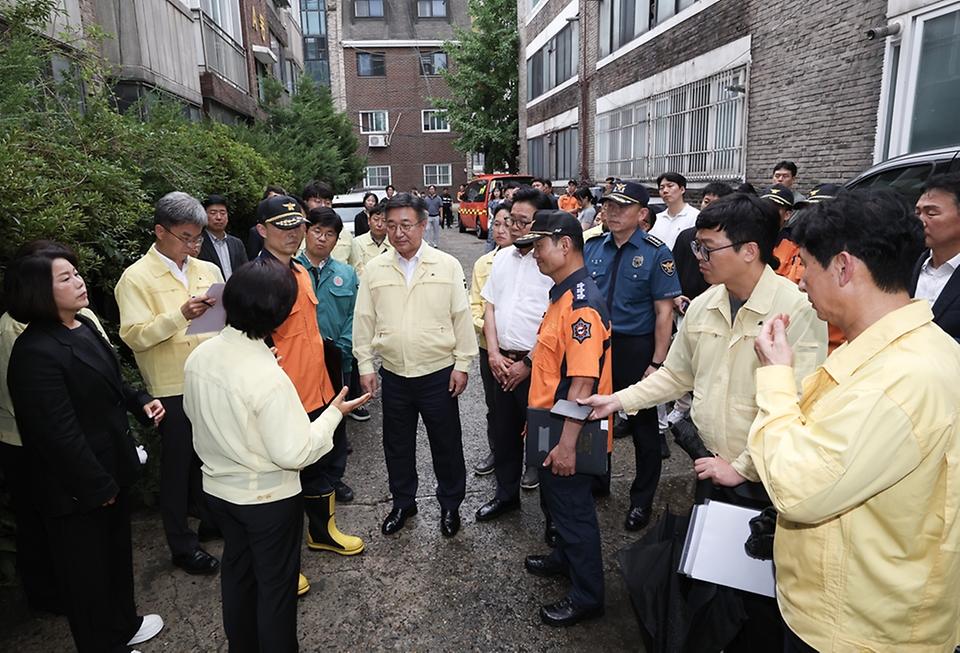 윤호중 행정안전부 장관이 7월 10일 서울 은평구 갈현동 빌라 화재 현장을 방문해 은평소방서장으로부터 피해 현황과 사고수습 및 합동감식 결과에 대한 브리핑을 청취하고 있다.