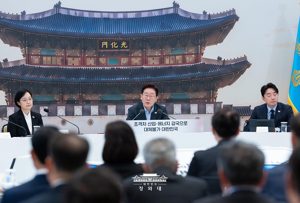 이재명 대통령이 8월 4일 청와대 영빈관에서 열린 산업통상부, 기후에너지환경부, 지식재산처, 원자력안전위원회, 기상청 등에 대한 부처 업무보고에서 발언하고 있다.